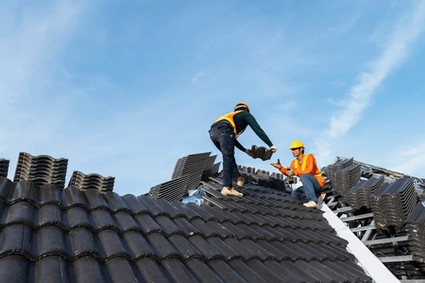 Couvreur professionnel travaillant sur une toiture à Plomelin